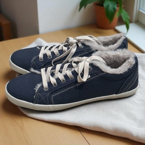 NWOT Taos Starline Sneaker Navy with Faux Fur Lining Women's Size 8.5 - Picture 1 of 6